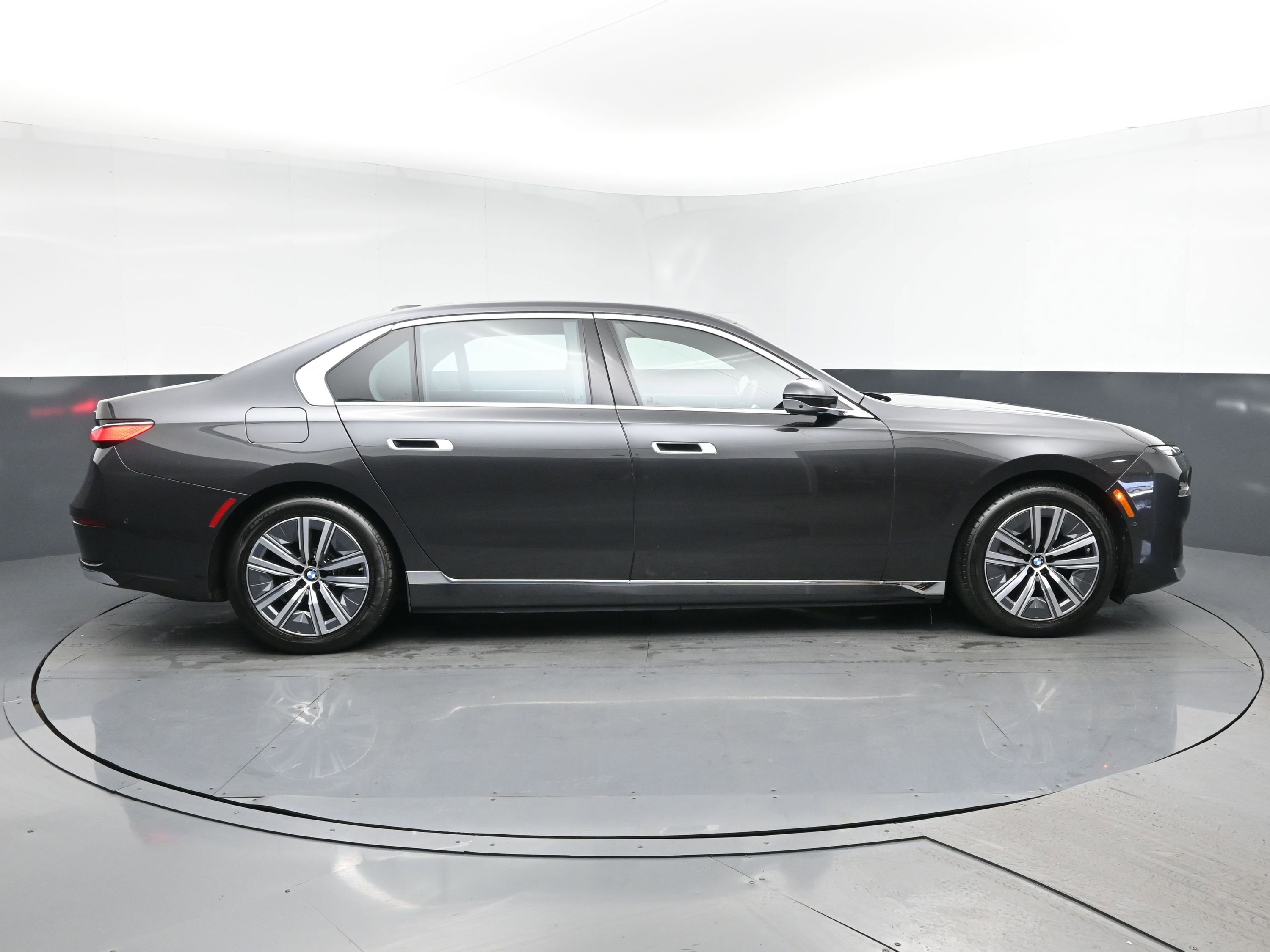 Used 2024 BMW i7 eDrive50 RWD image 3