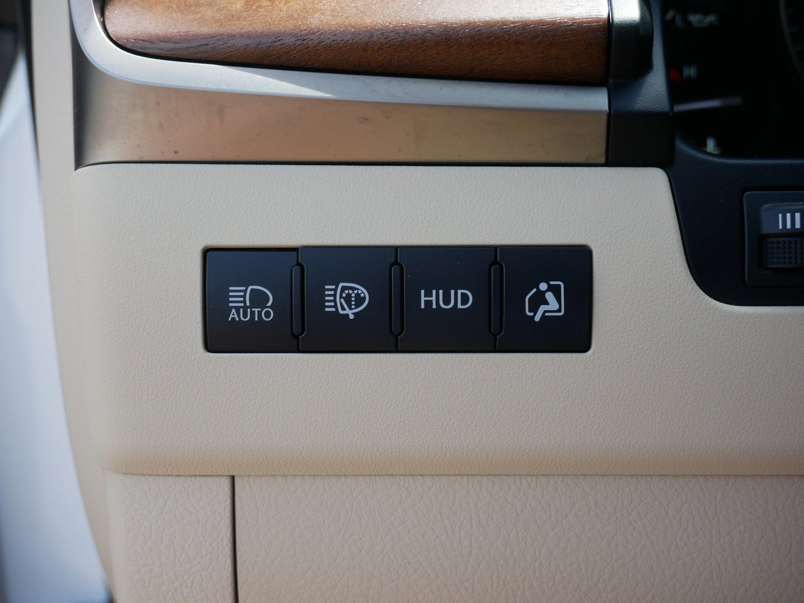 Used 2021 Lexus LX 570 4WD w/ Luxury Package image 33