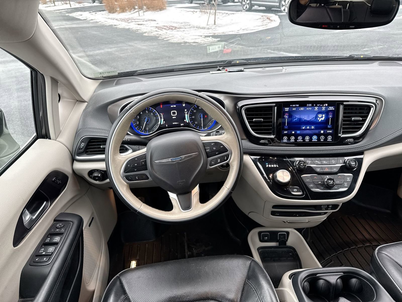 Used 2017 Chrysler Pacifica Limited image 16