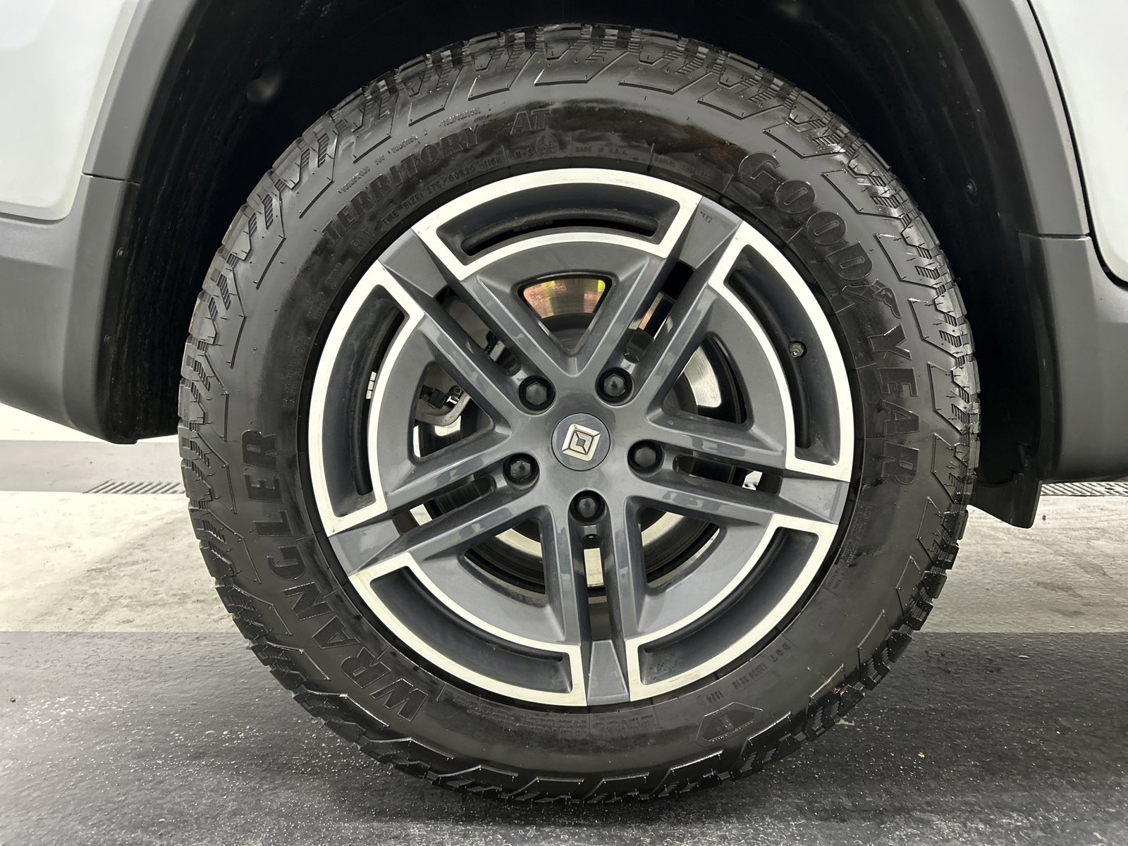 Used 2025 Rivian R1T Adventure image 12