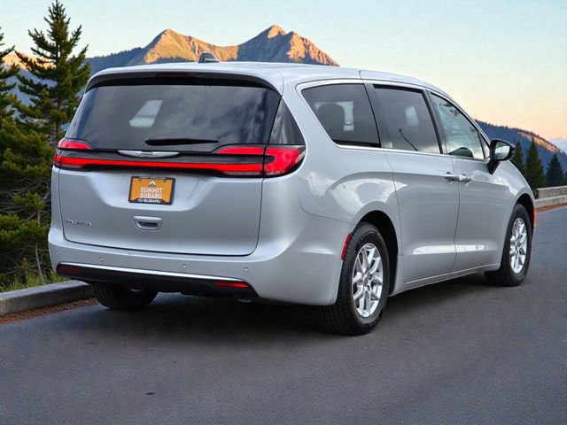 Used 2024 Chrysler Pacifica Touring-L image 7