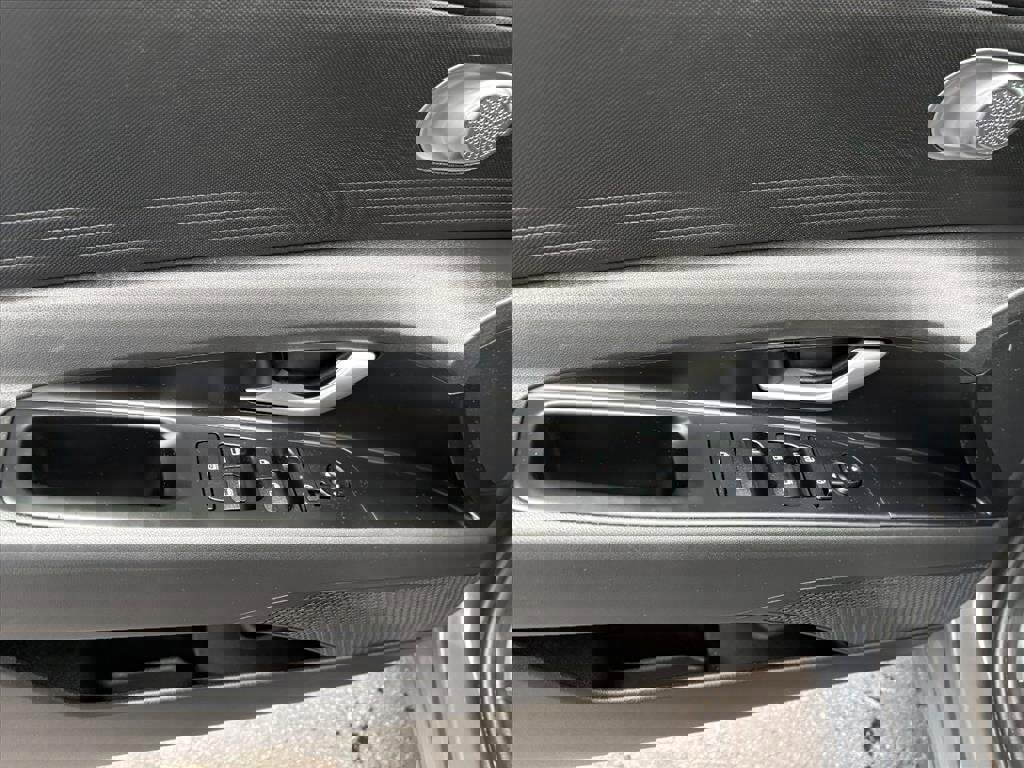 Certified 2025 Hyundai Elantra SE image 19