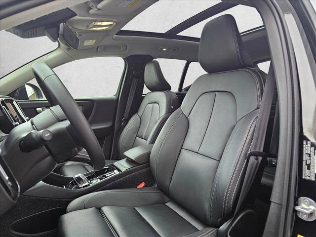 Used 2025 Volvo XC40 B5 Plus AWD/4WD image 19