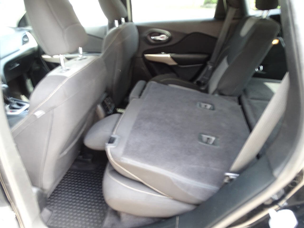 Used 2018 Jeep Cherokee Sport w/ Cold Weather Group AWD/4WD image 29