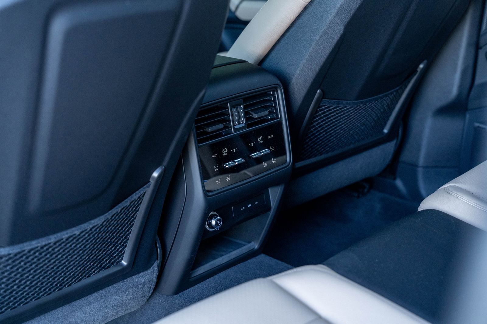 Certified 2025 Porsche Cayenne E-Hybrid w/ Premium Package Plus image 33