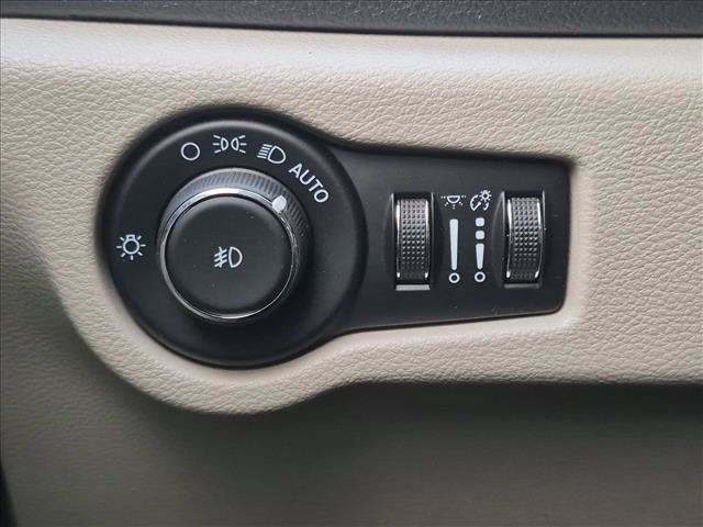 Used 2021 Chrysler Pacifica Touring w/ Cold Weather Group FWD image 13