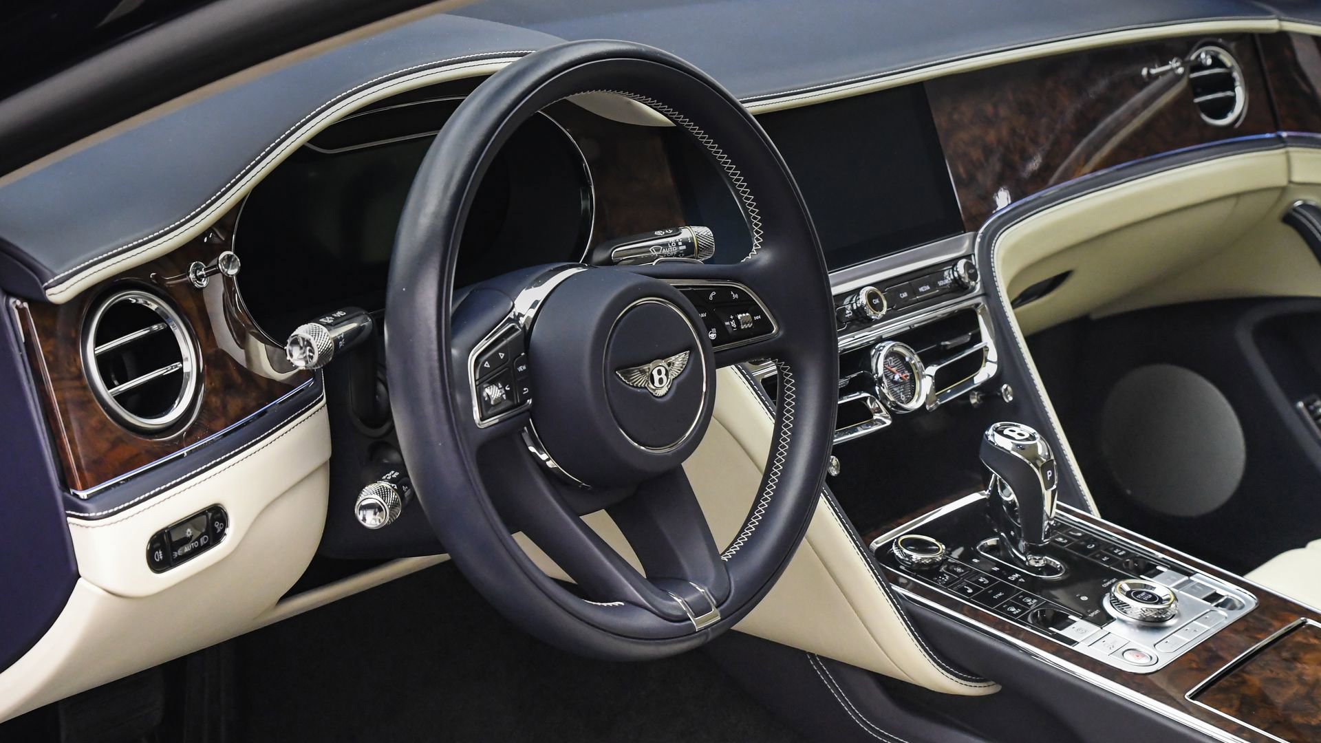 Certified 2024 Bentley Flying Spur Mulliner image 17