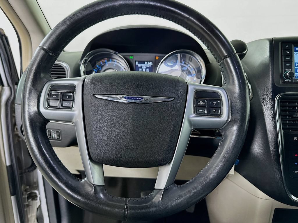 Used 2011 Chrysler Town & Country Touring-L FWD image 18