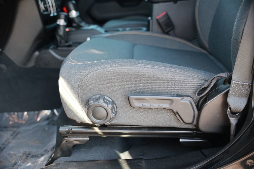 Used 2025 Jeep Wrangler Unlimited Sahara w/ Safety Group image 19