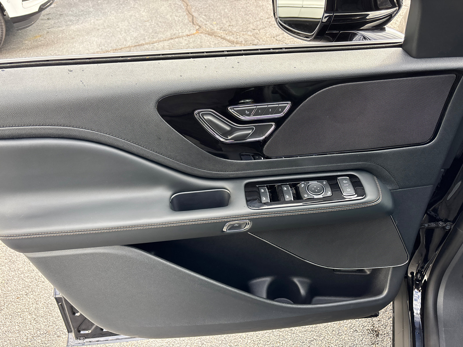 New 2026 Lincoln Aviator AWD image 11