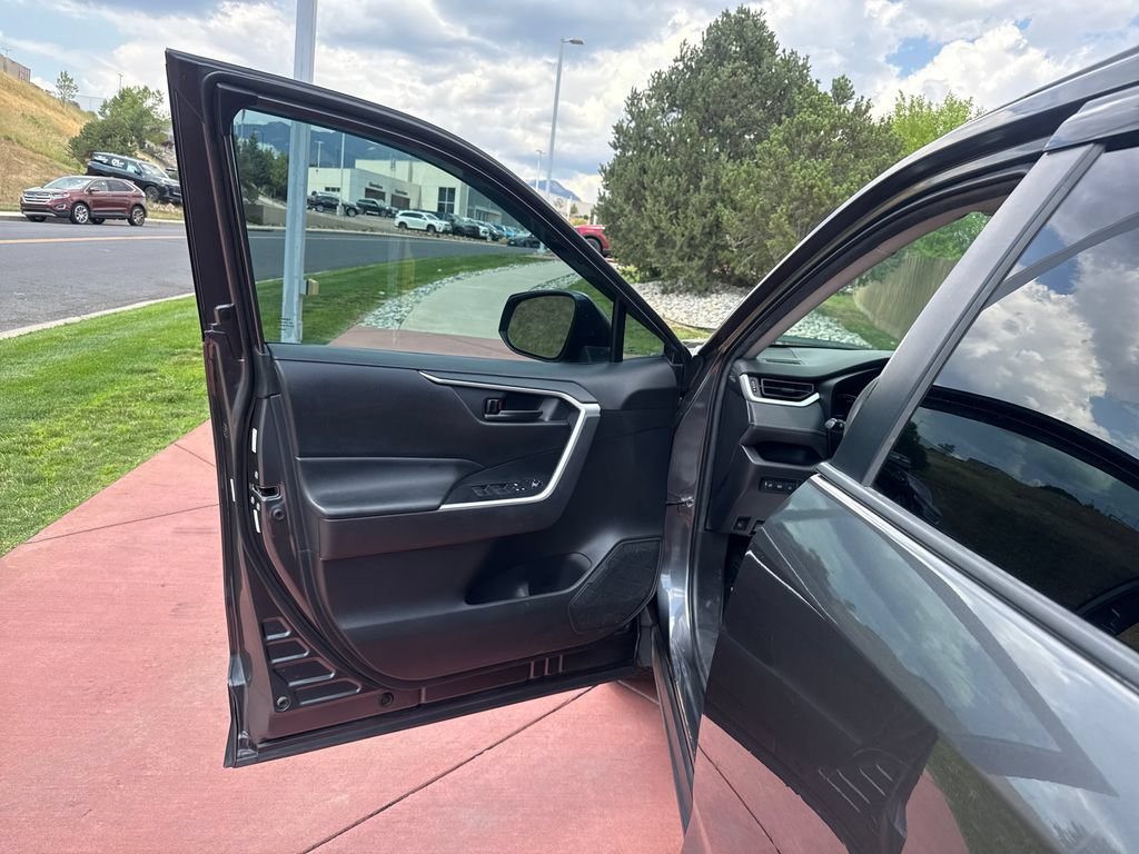 Used 2021 Toyota RAV4 LE AWD/4WD image 11