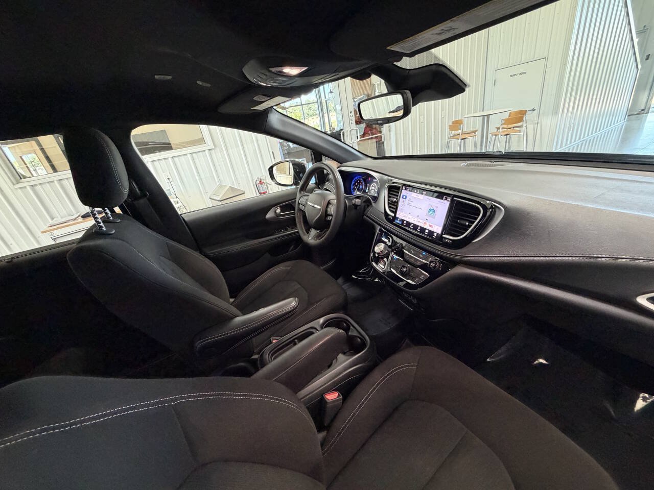 Used 2022 Chrysler Pacifica Touring FWD image 25