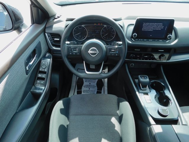 Used 2023 Nissan Rogue SV image 2