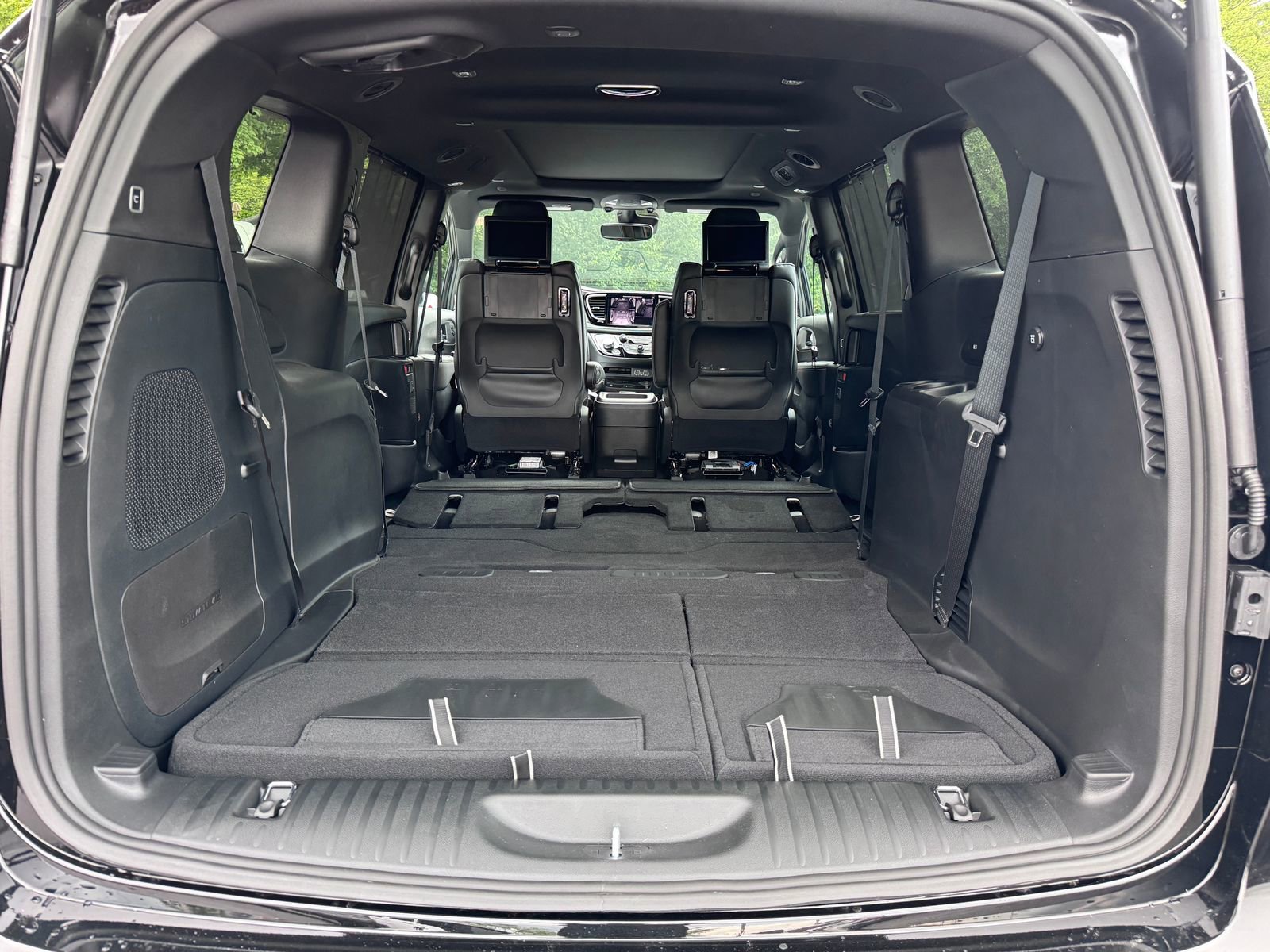 New 2025 Chrysler Pacifica Select w/ Uconnect Theater Family Group image 9