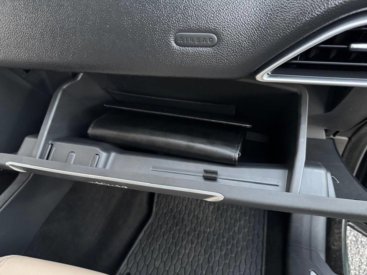 Used 2017 Jaguar F-PACE Premium image 40