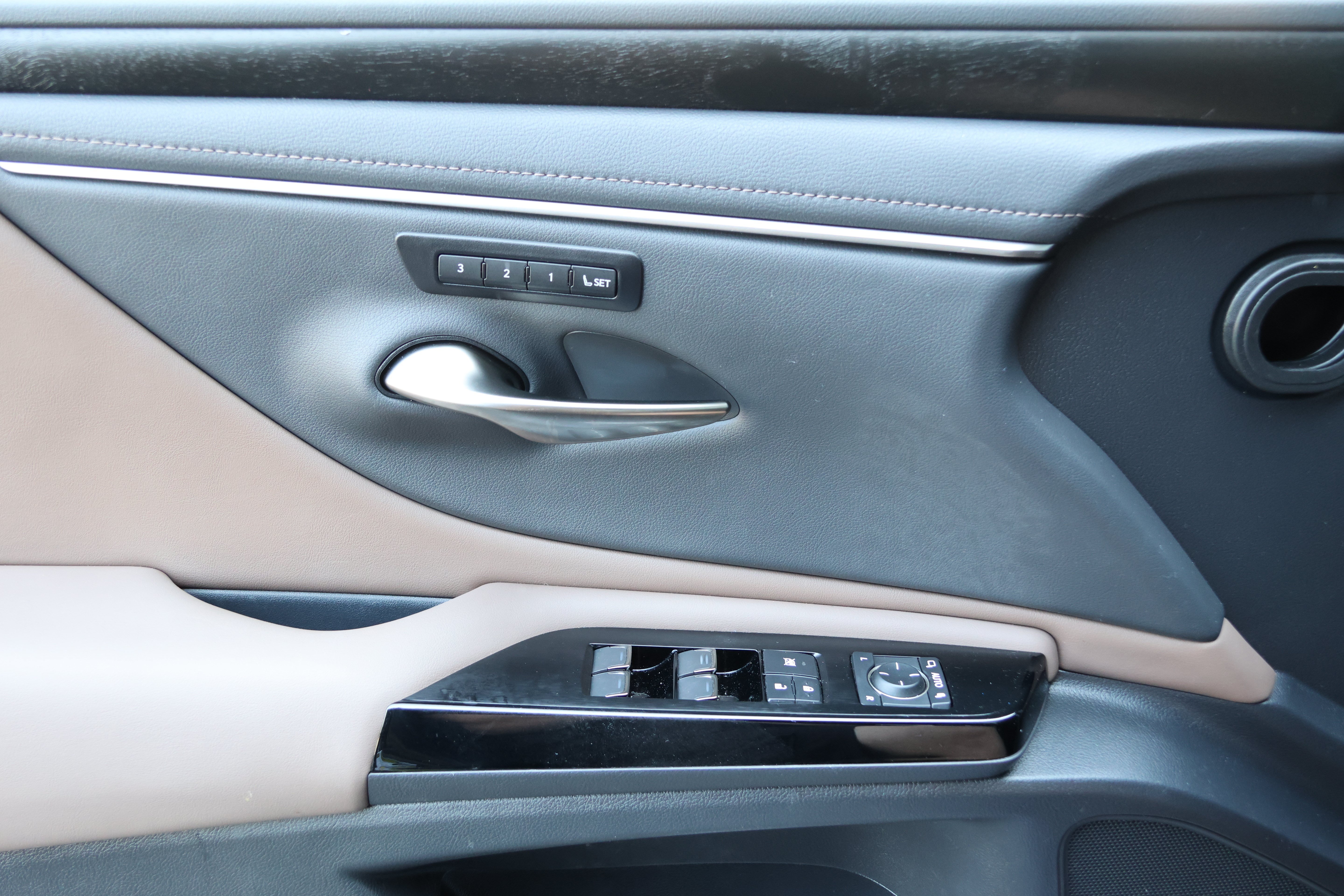 Used 2024 Lexus ES 300h w/ Premium Package FWD image 12