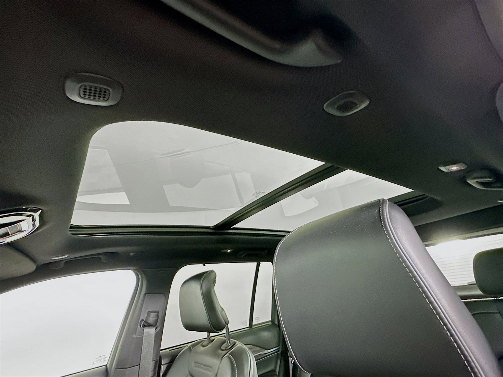 Used 2022 Jeep Grand Cherokee Overland w/ Luxury Tech Group IV image 23