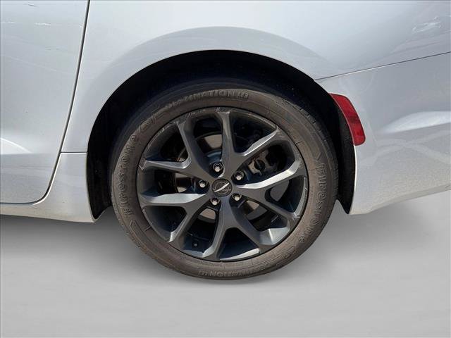 Used 2021 Chrysler Pacifica Touring-L w/ Uconnect Theater Family Group FWD image 8