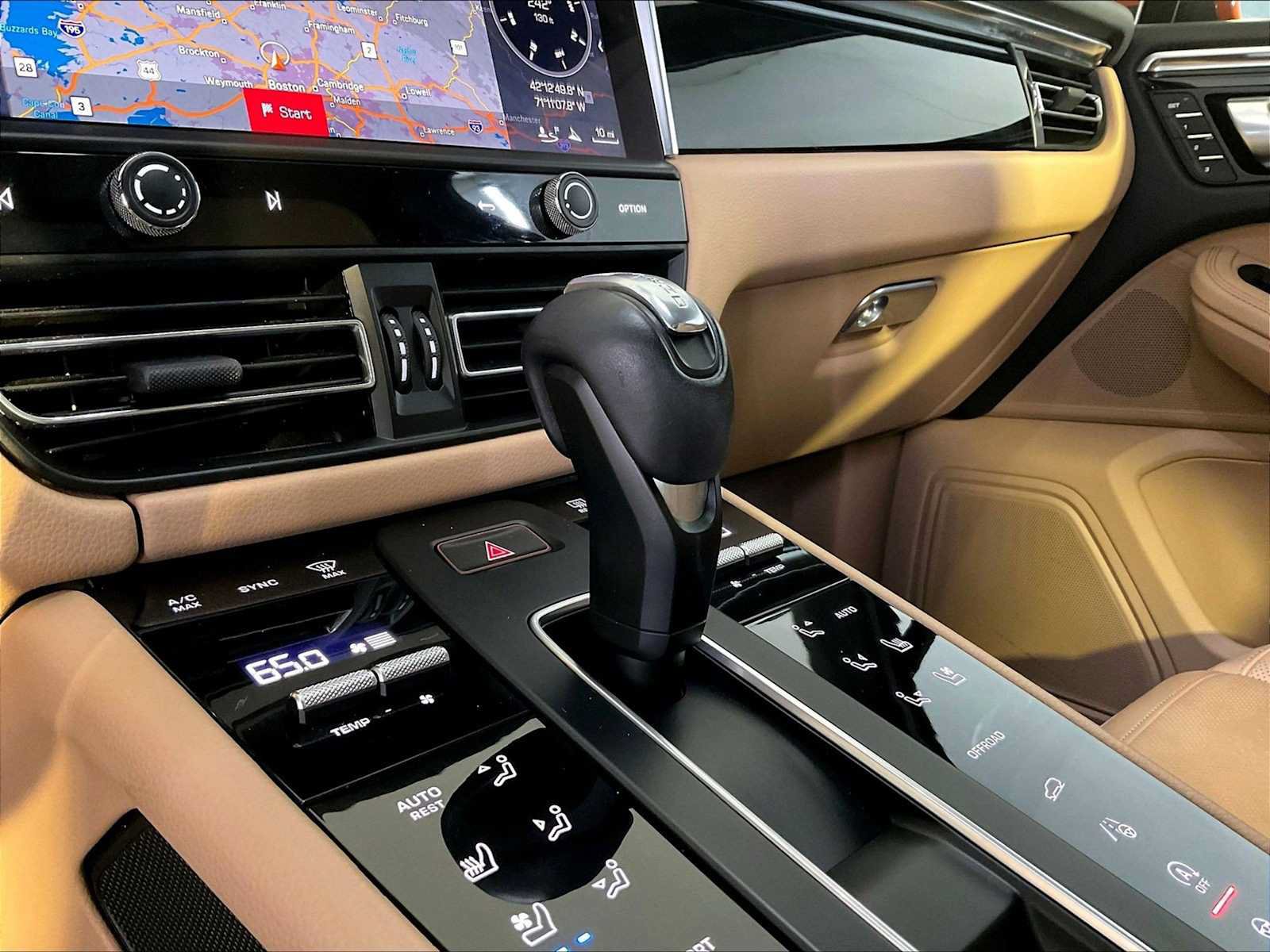 Certified 2023 Porsche Macan AWD/4WD image 17