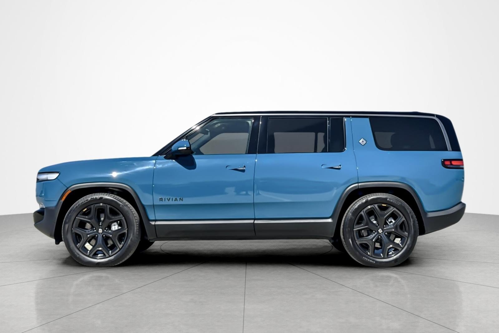 Used 2025 Rivian R1S Adventure Dual AWD/4WD image 2