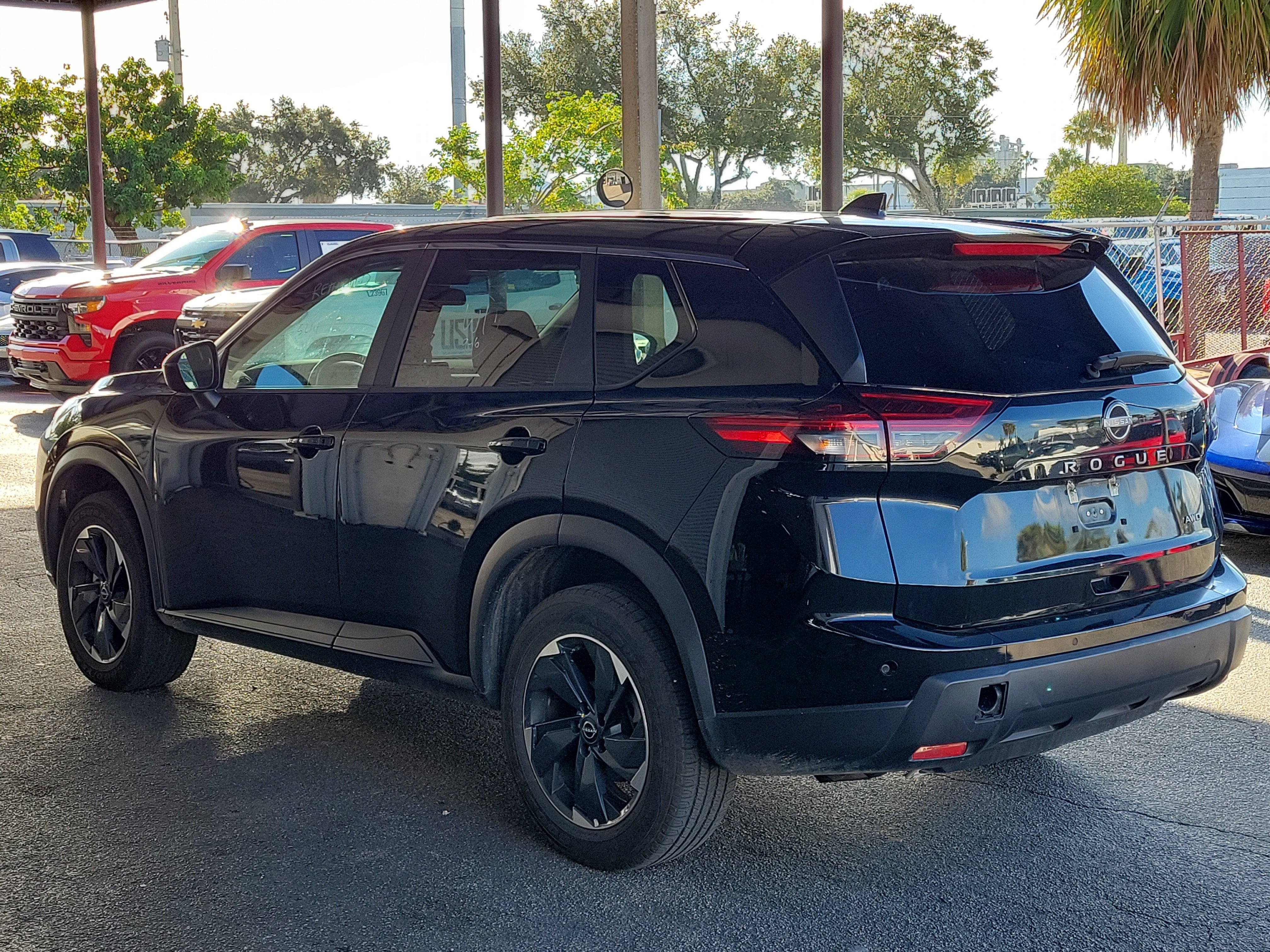Used 2025 Nissan Rogue SV AWD/4WD image 3
