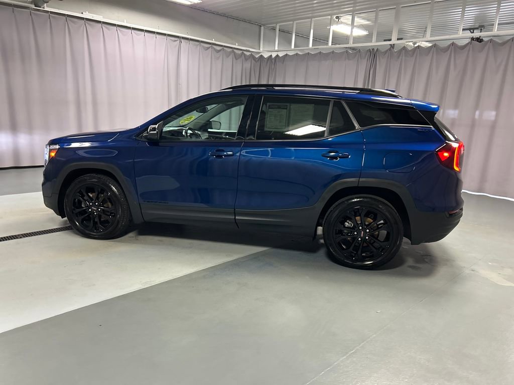 Used 2022 GMC Terrain SLT w/ Elevation Edition image 4