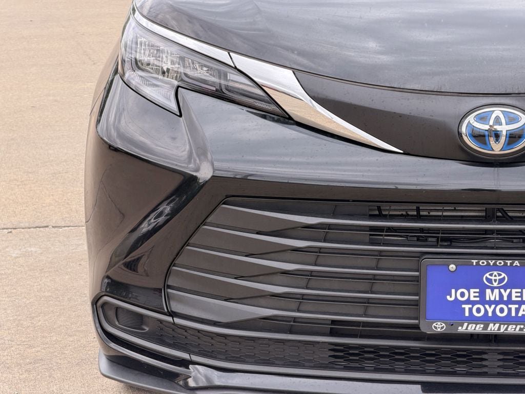 Used 2025 Toyota Sienna LE FWD image 5