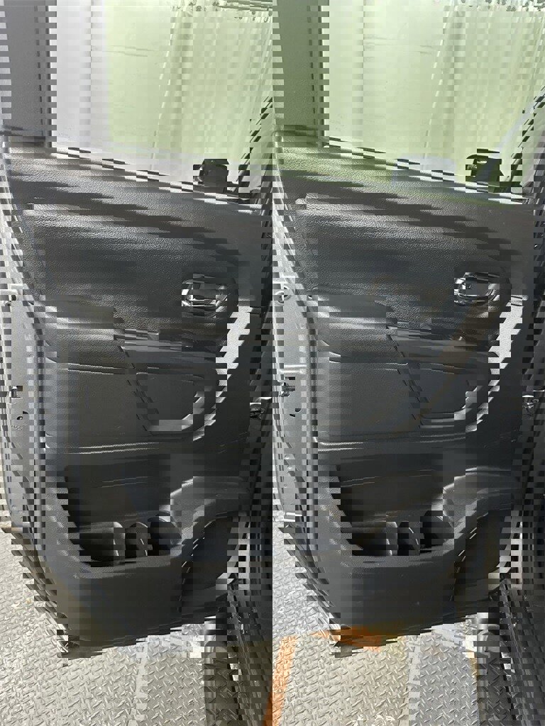 Used 2019 Nissan Titan SV w/ SV Convenience Package image 24