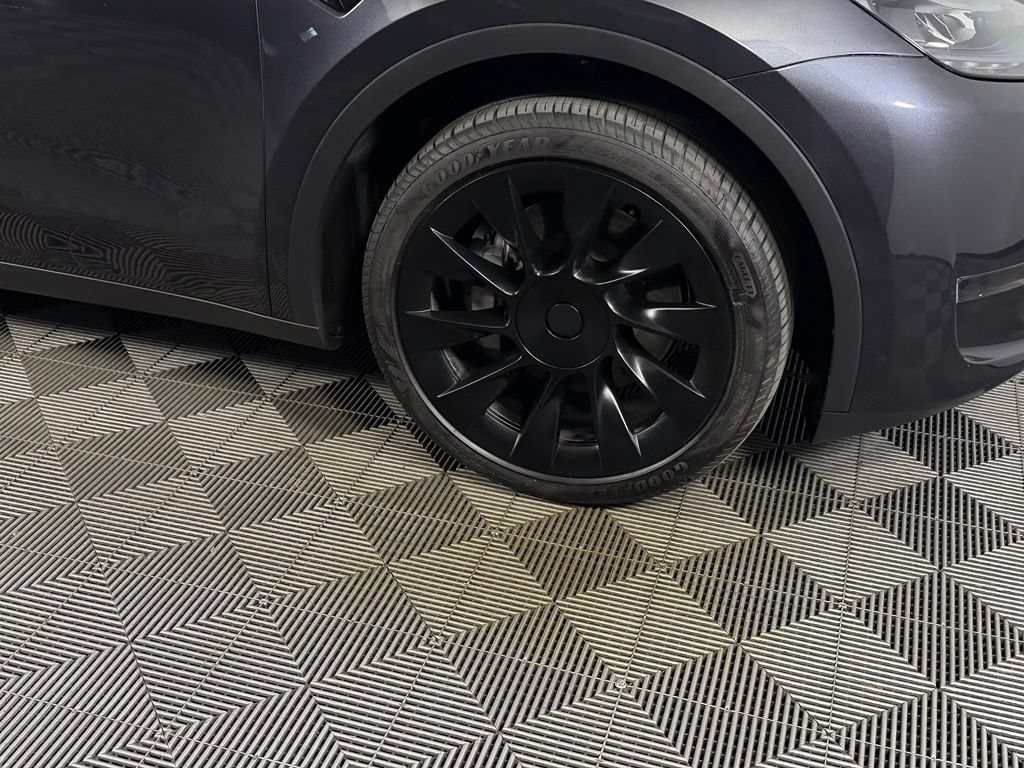 Used 2025 Tesla Model Y Long Range RWD image 11