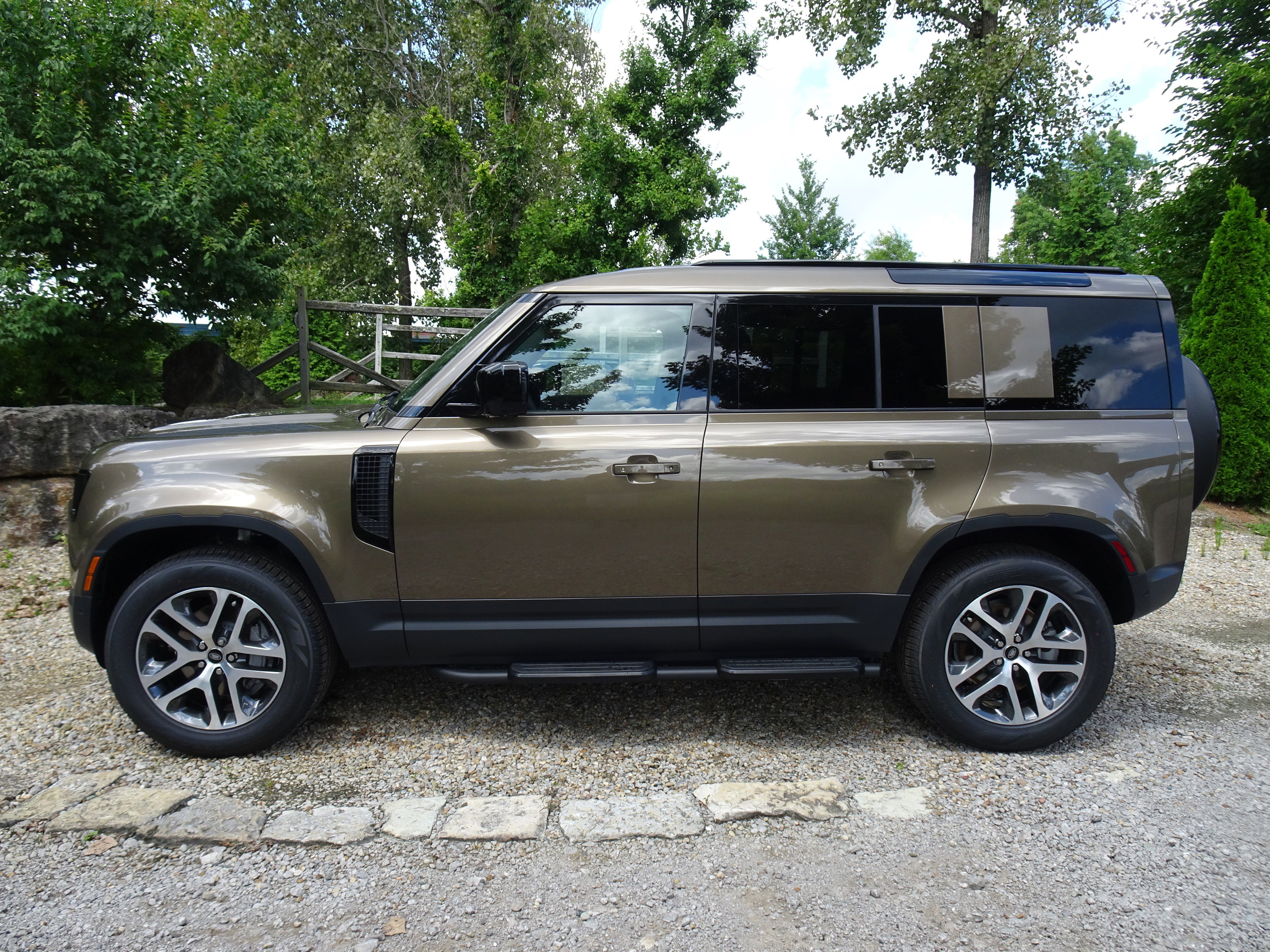 New 2025 Land Rover Defender 110 S image 9