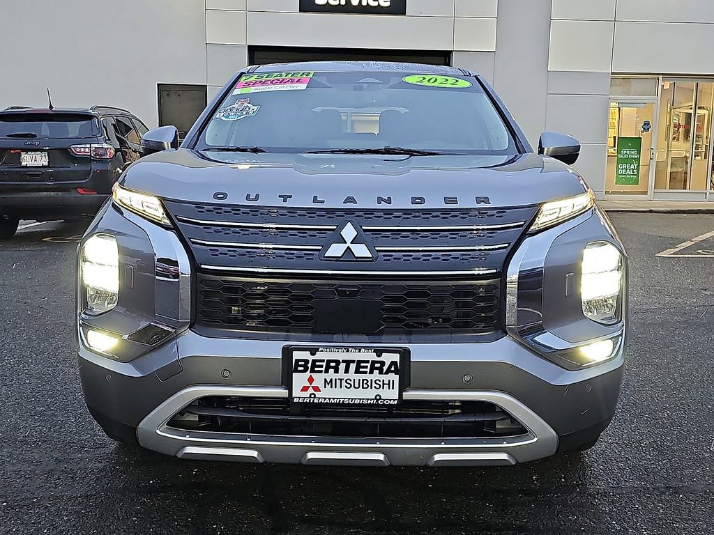 Used 2022 Mitsubishi Outlander SE image 2