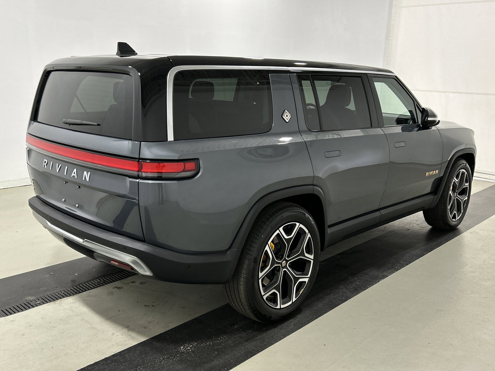 Used 2024 Rivian R1S Adventure AWD/4WD image 5
