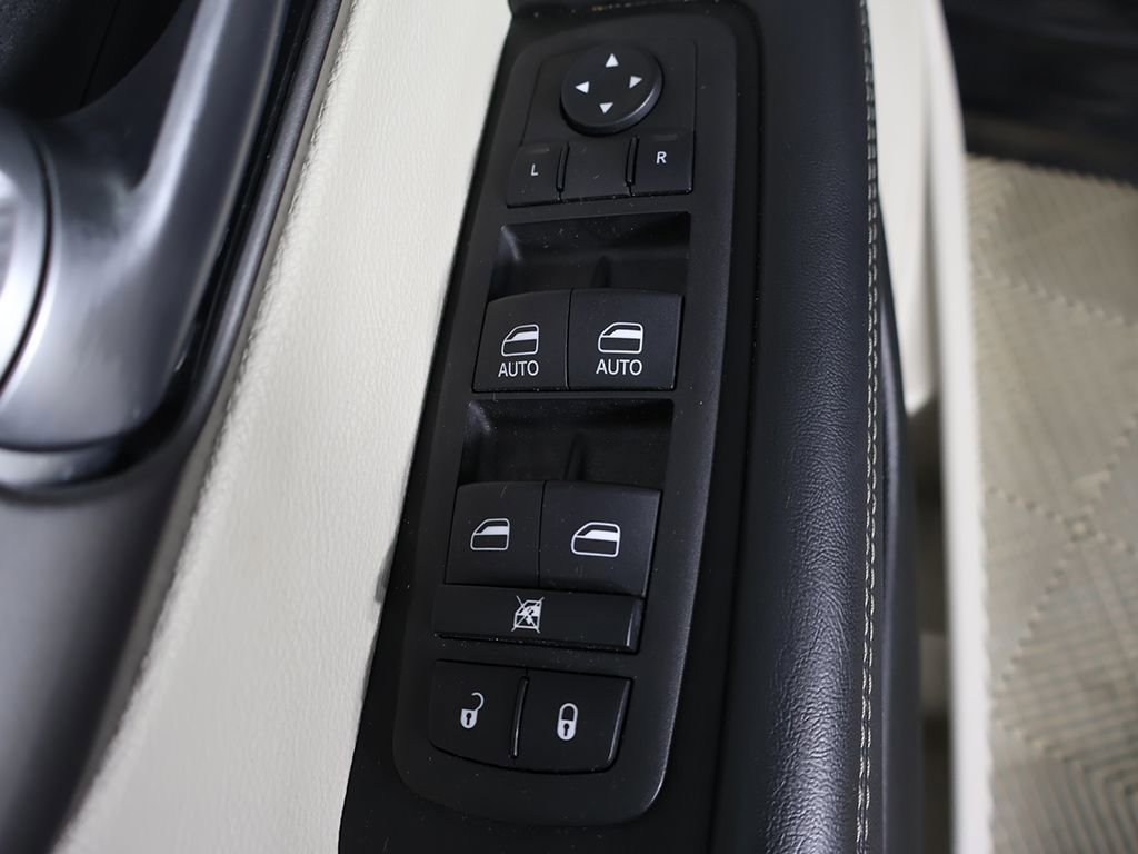 Used 2023 Chrysler Pacifica Touring-L FWD image 35