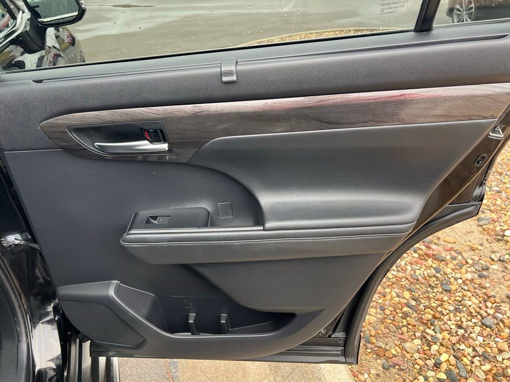 Used 2020 Toyota Highlander Platinum image 26