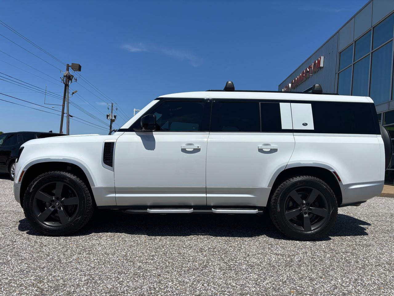 Used 2023 Land Rover Defender 130 SE image 2