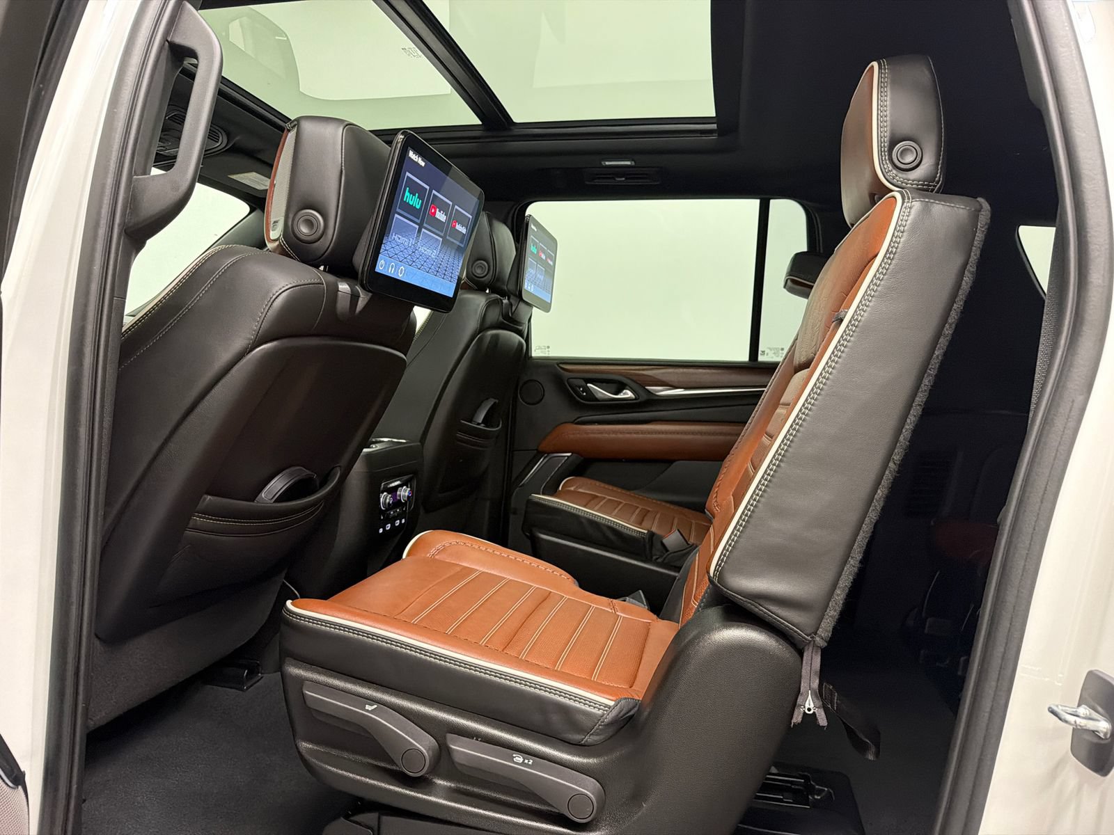 Used 2023 GMC Yukon XL Denali Ultimate AWD/4WD image 28