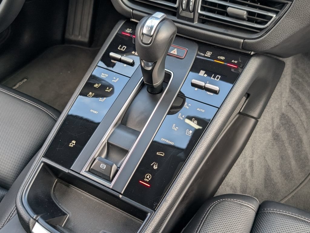 Certified 2025 Porsche Macan AWD/4WD image 15