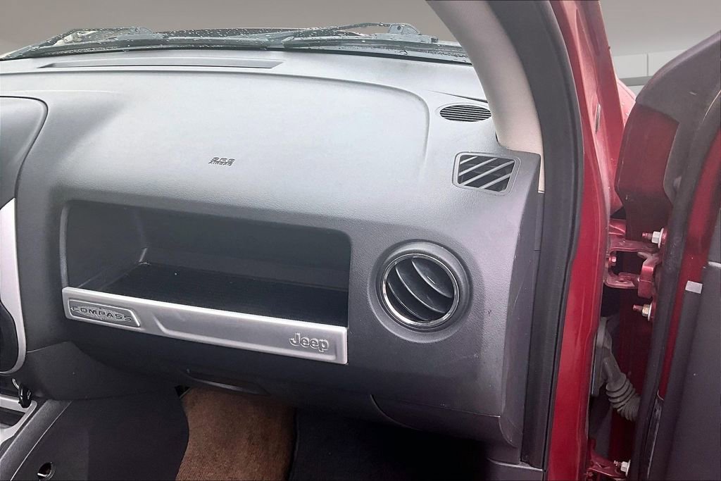 Used 2014 Jeep Compass Latitude FWD image 16