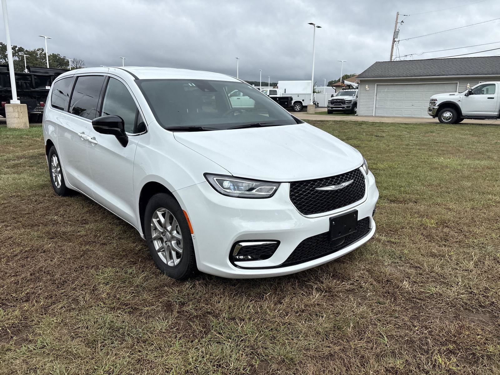Used 2026 Chrysler Pacifica Select FWD image 3