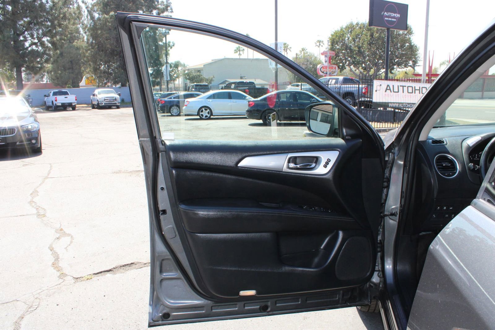 Used 2019 Nissan Pathfinder SL image 7