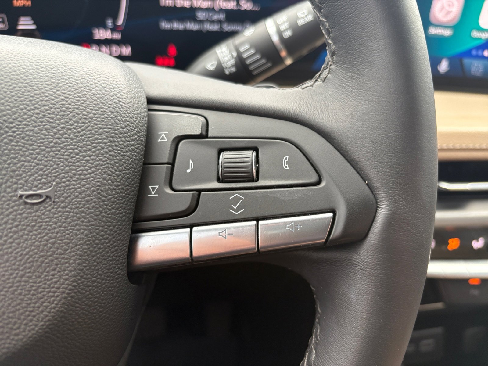 Used 2024 Cadillac XT4 Luxury w/ LPO, Floor Liner Package FWD image 15