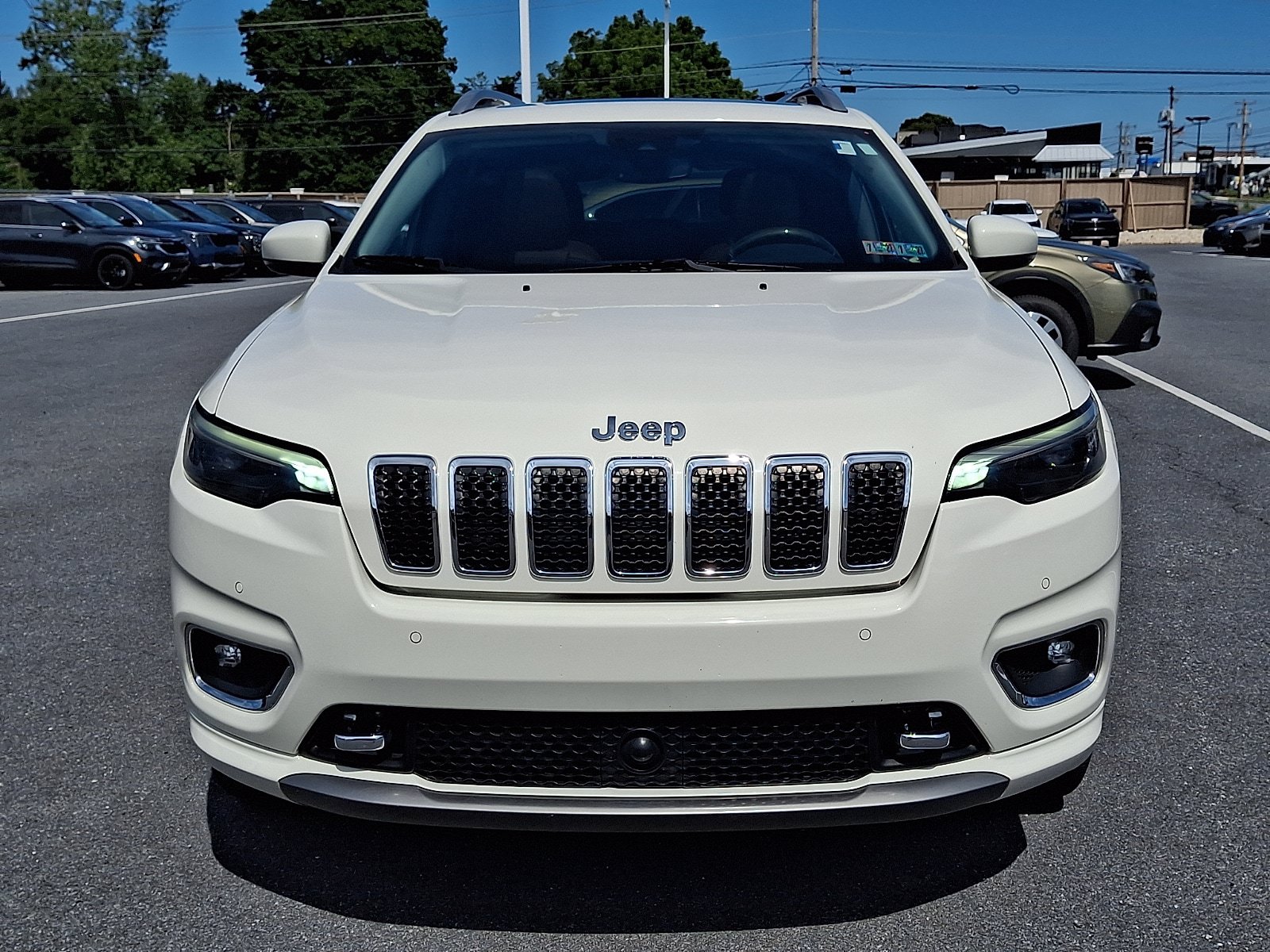 Used 2019 Jeep Cherokee Overland w/ Technology Group AWD/4WD image 2