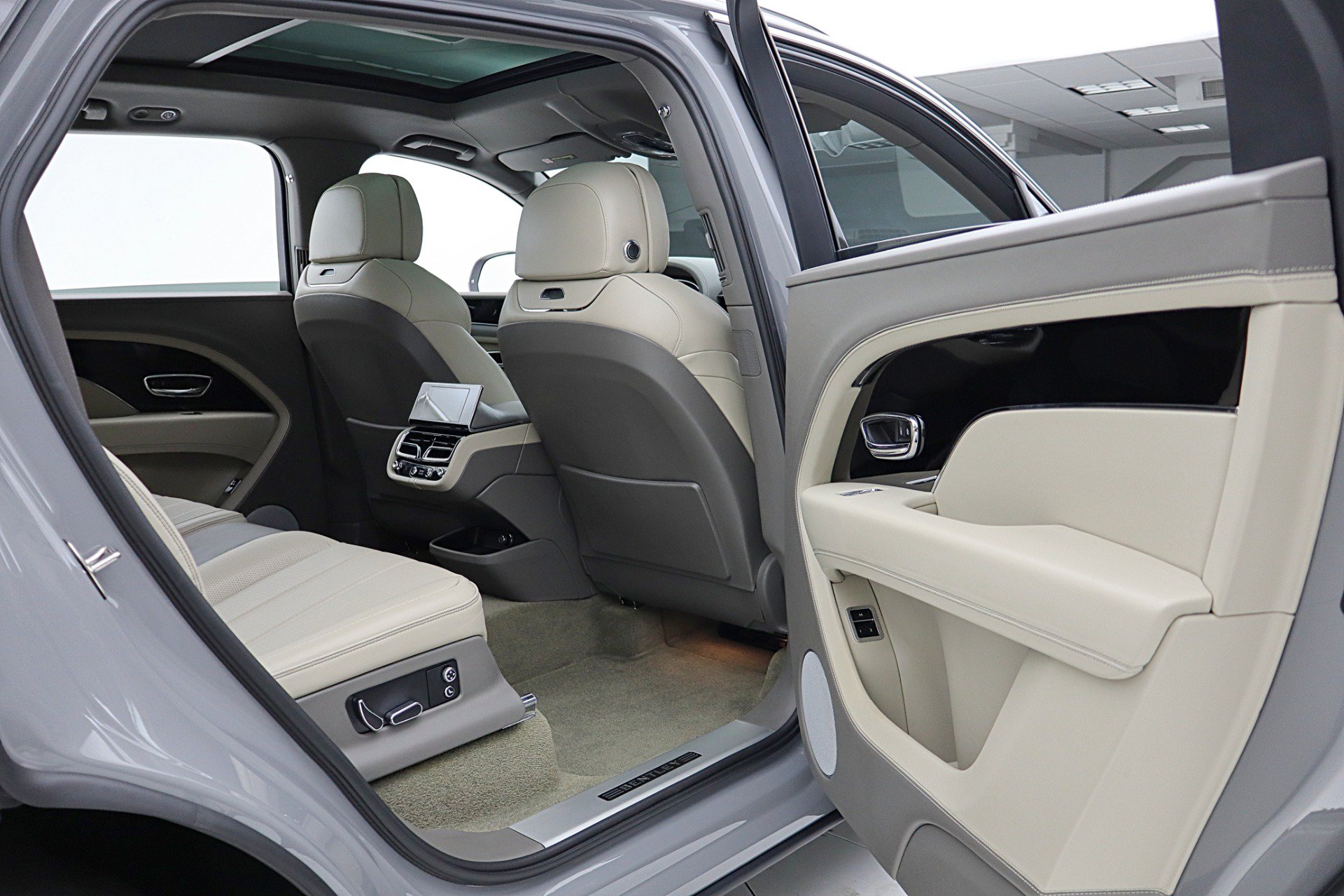 Used 2024 Bentley Bentayga Extended Wheelbase AWD/4WD image 42