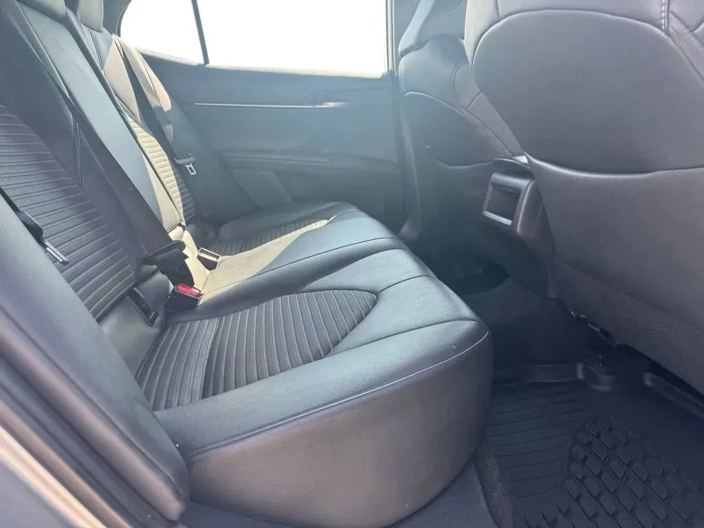Used 2018 Toyota Camry SE FWD image 16