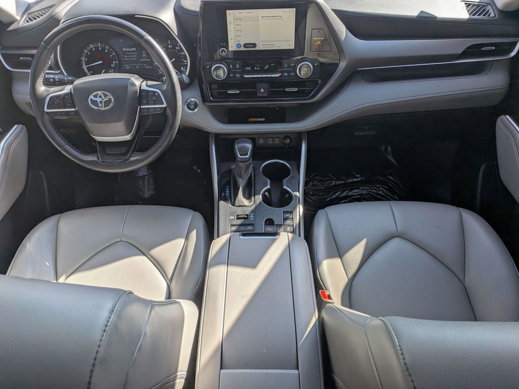 Used 2022 Toyota Highlander XLE AWD/4WD image 31