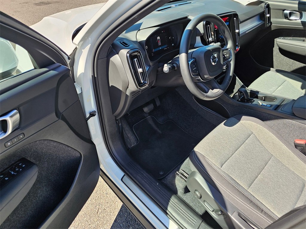 Used 2025 Volvo XC40 B5 Core image 15