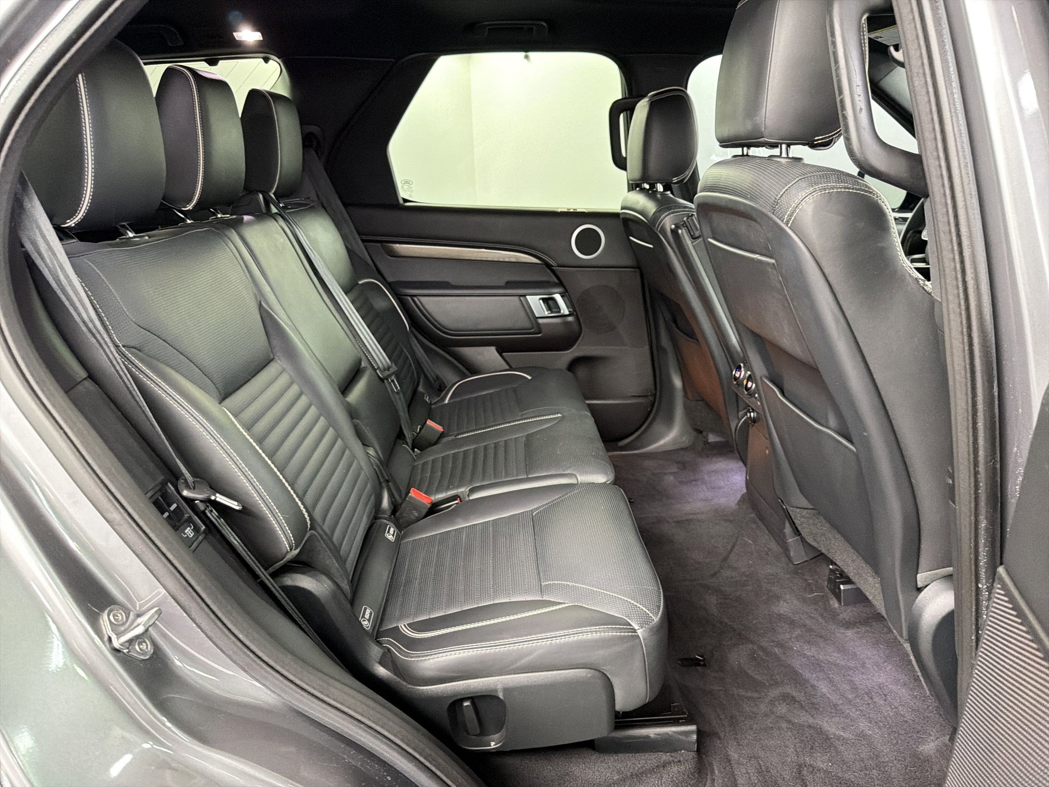 Used 2018 Land Rover Discovery HSE AWD/4WD image 30