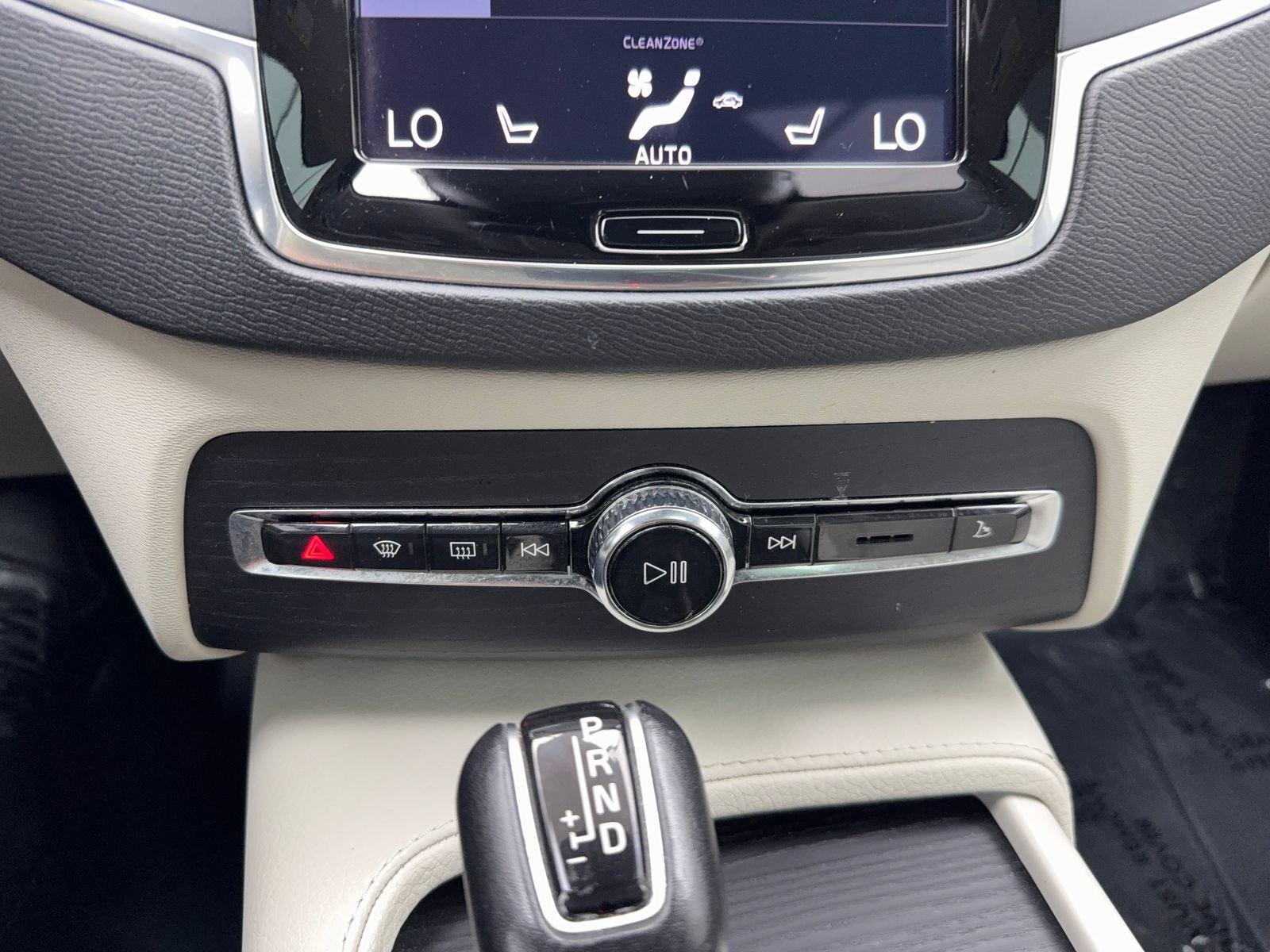 Used 2020 Volvo XC90 T5 Momentum w/ Protection Package Premier FWD image 29