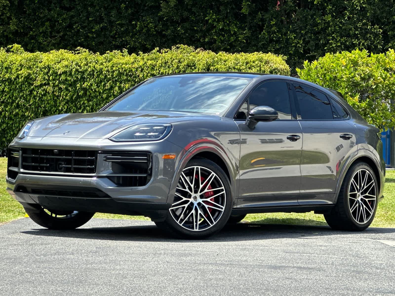 Certified 2025 Porsche Cayenne Turbo AWD/4WD image 1