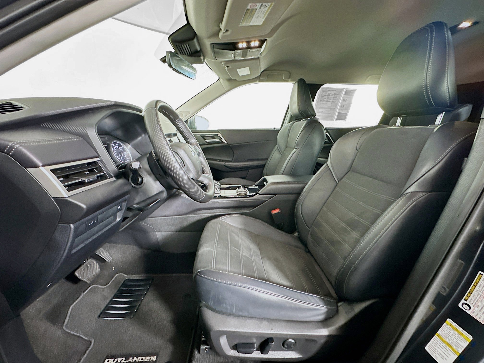 Used 2025 Mitsubishi Outlander SE image 13